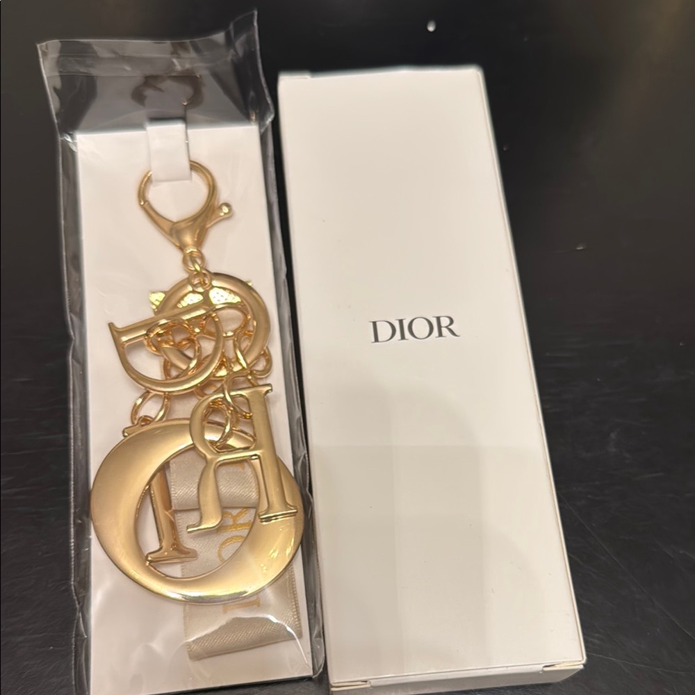 - Dior Gold Charm Keychain - Picture 5 of 5